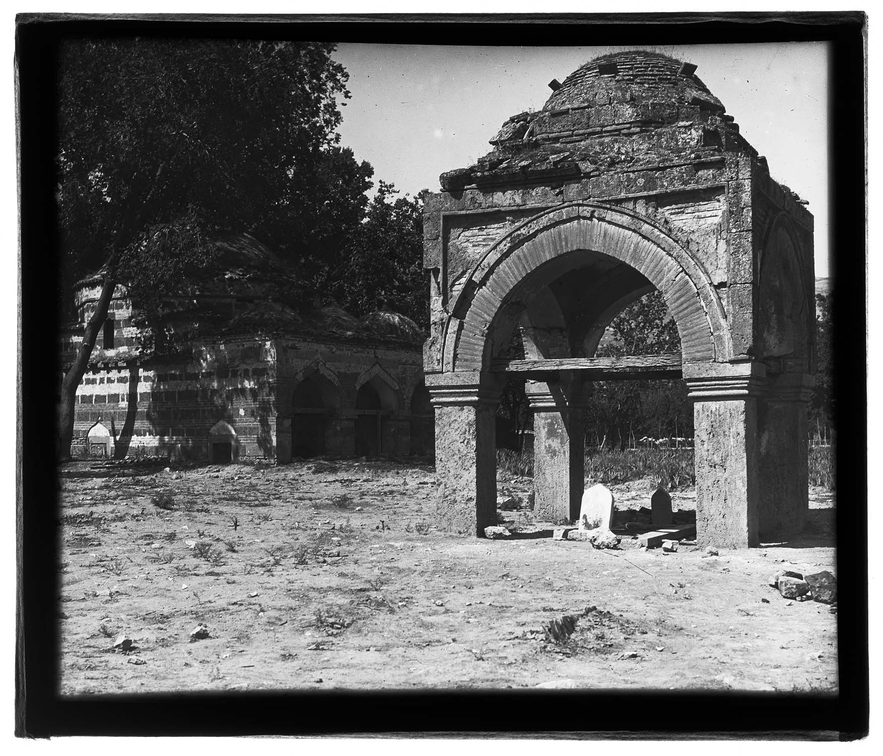 Mosquée et turbé près de la gare